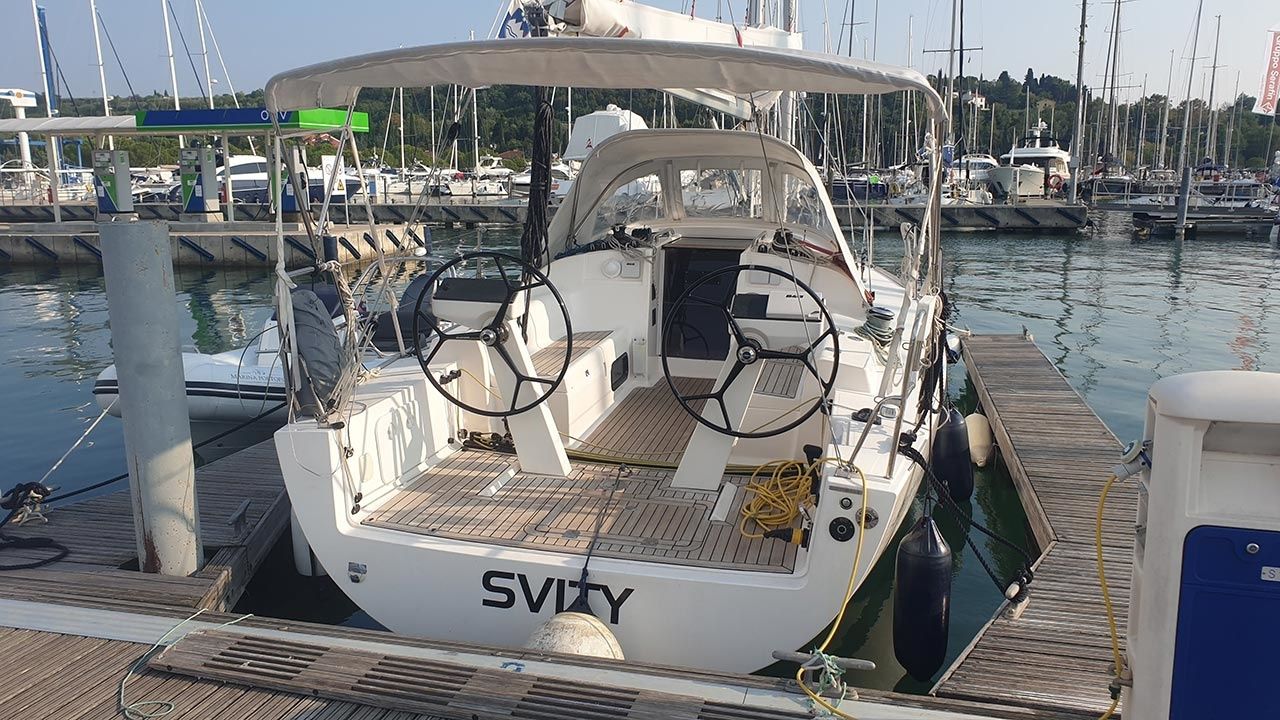 Salona 33 | Svity