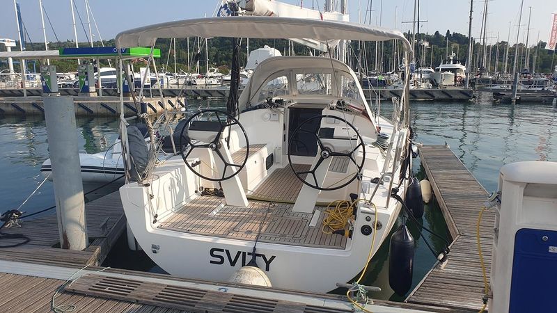 Salona 33 | Svity