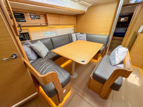 Dufour 430 | Slowdown