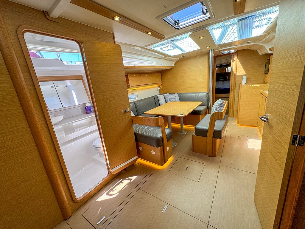 Dufour 430 | Slowdown