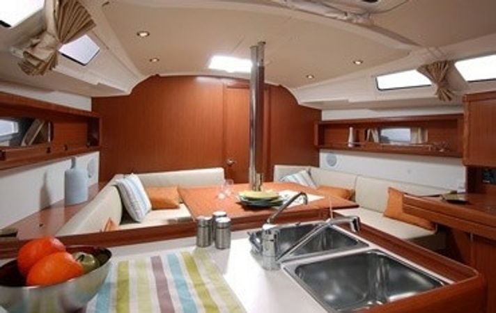 Beneteau Oceanis 37 | Avant Garde