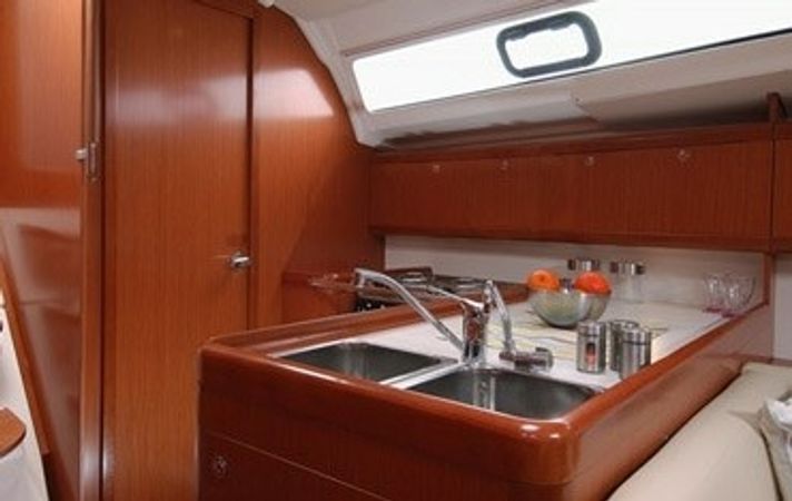 Beneteau Oceanis 37 | Carte Blanche