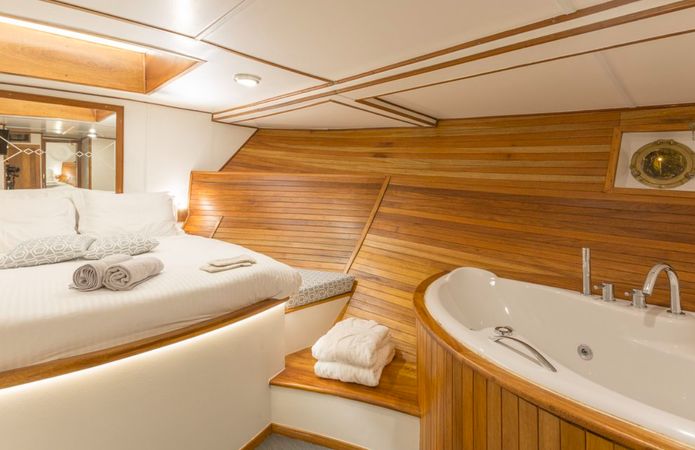 Motor Sailer 81 | Cosmos