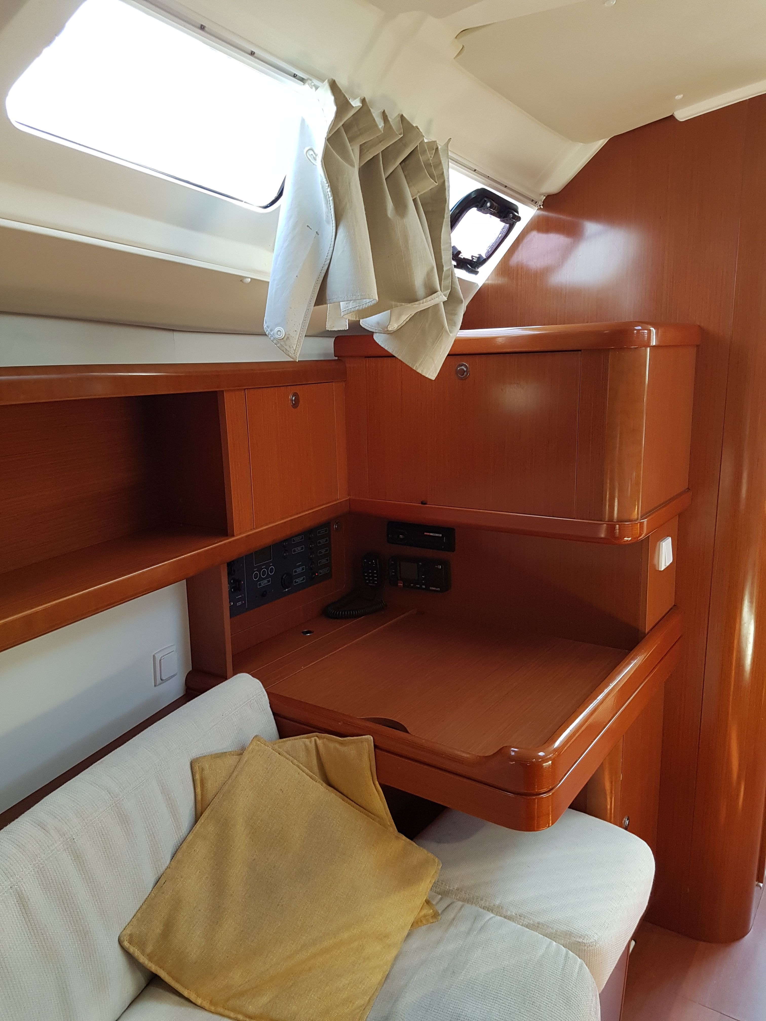 Beneteau Oceanis 37 | Boreas Dos