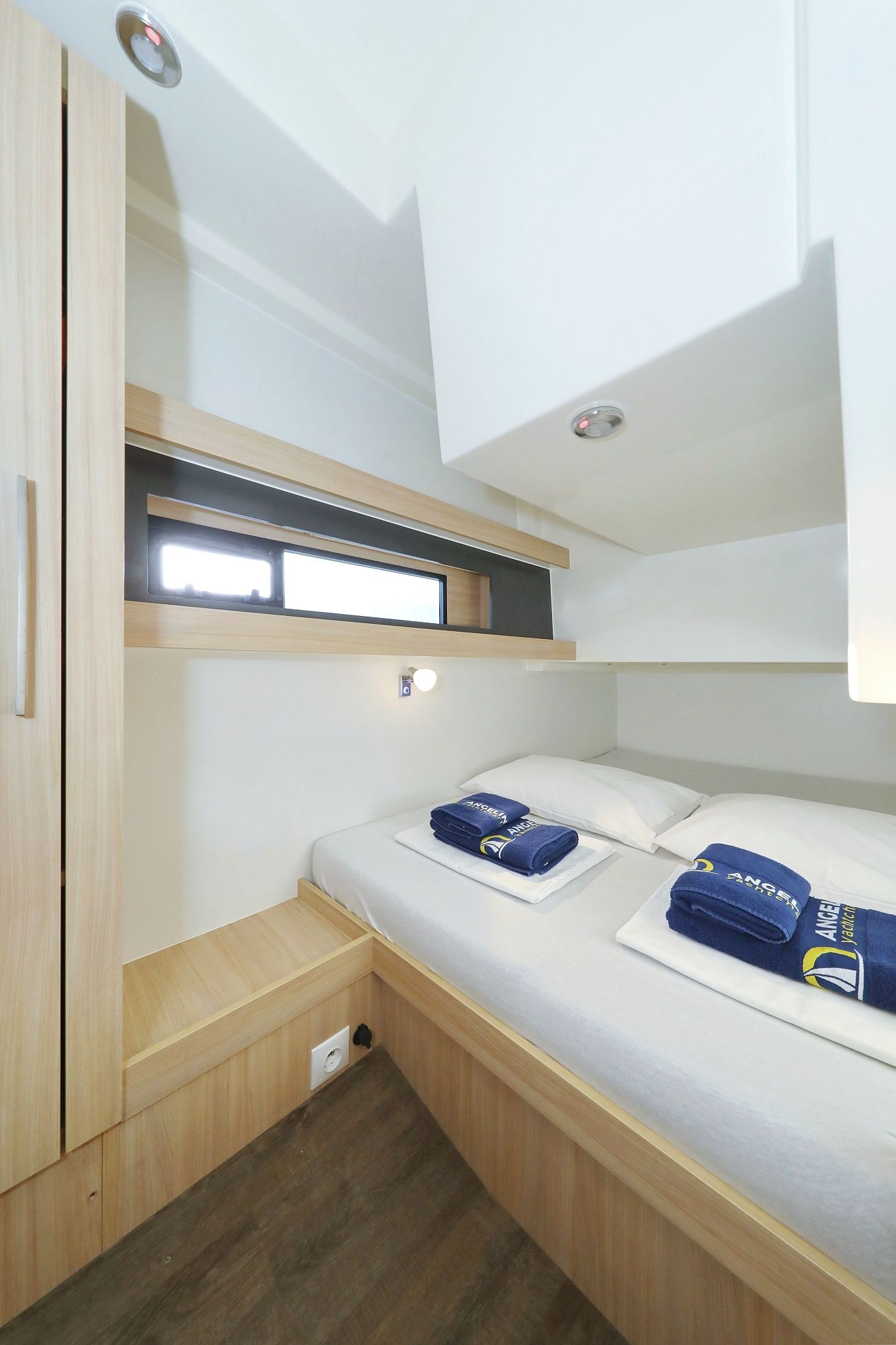 Cobra Yachts 40 | Backup