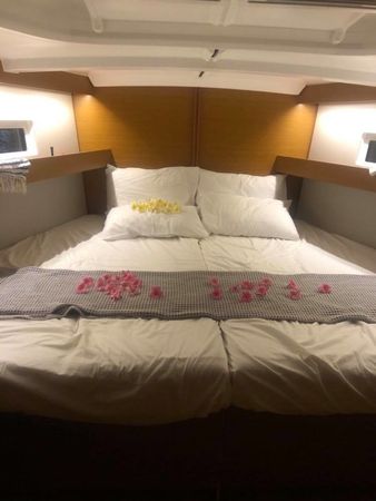 Jeanneau Sun Odyssey 440 | Holiday Kiss