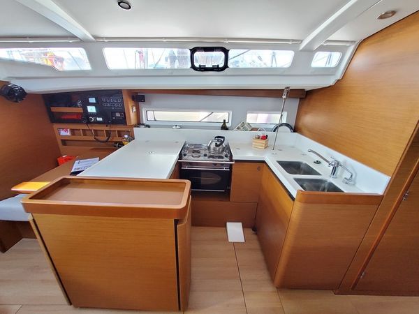 Jeanneau Sun Odyssey 440 | Holiday Kiss
