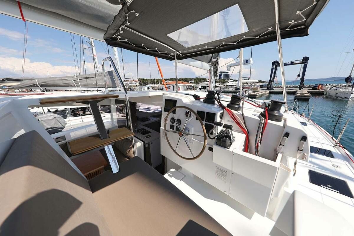 Fountaine Pajot Lucia 40 | Canopus