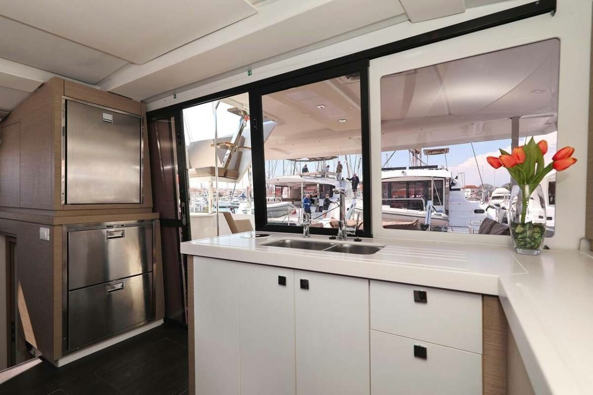 Fountaine Pajot Lucia 40 | Canopus