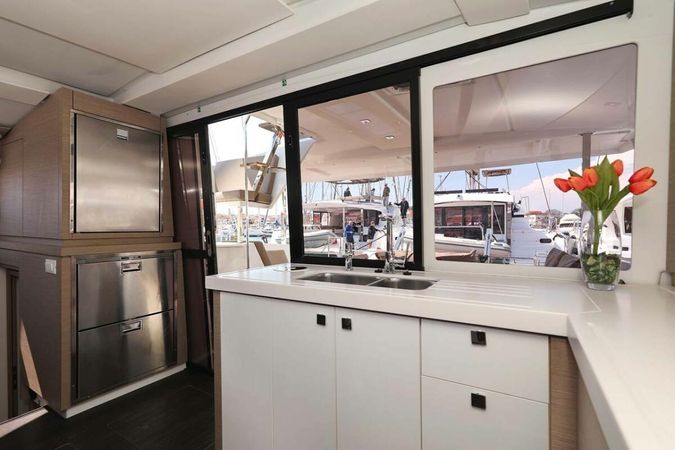 Fountaine Pajot Lucia 40 | Canopus