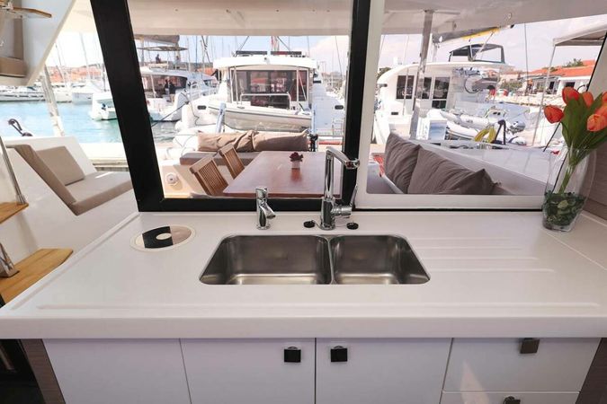 Fountaine Pajot Lucia 40 | Canopus