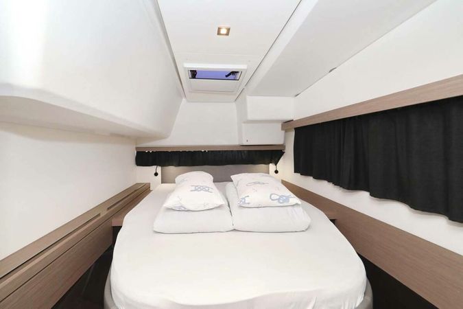 Fountaine Pajot Lucia 40 | Canopus