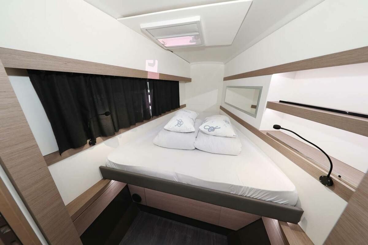 Fountaine Pajot Lucia 40 | Canopus