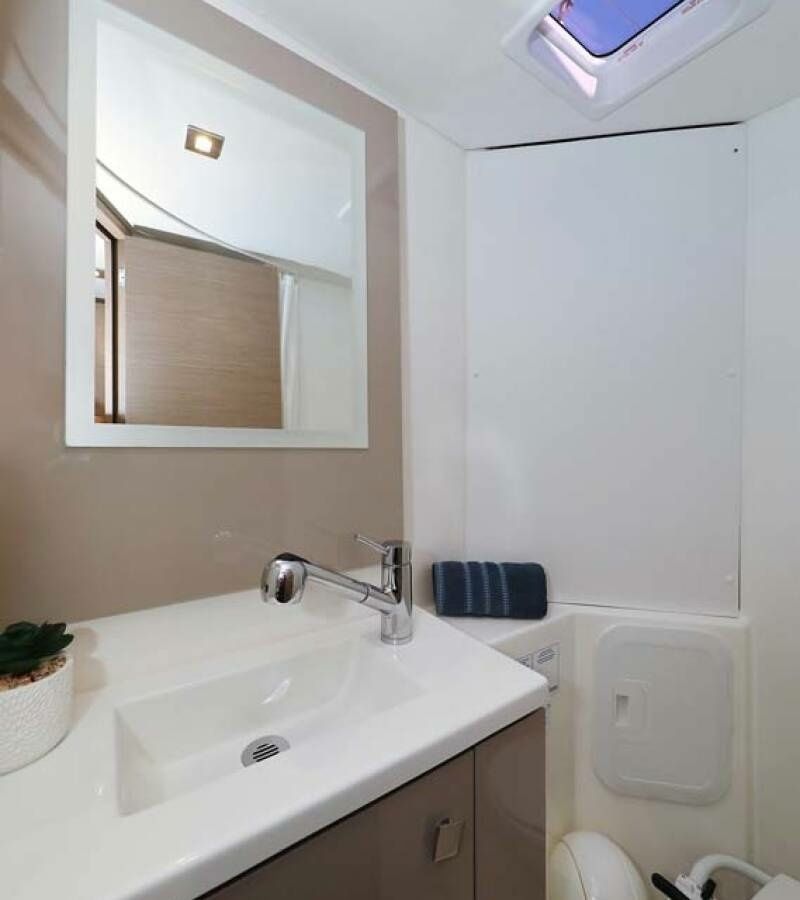 Fountaine Pajot Lucia 40 | Canopus