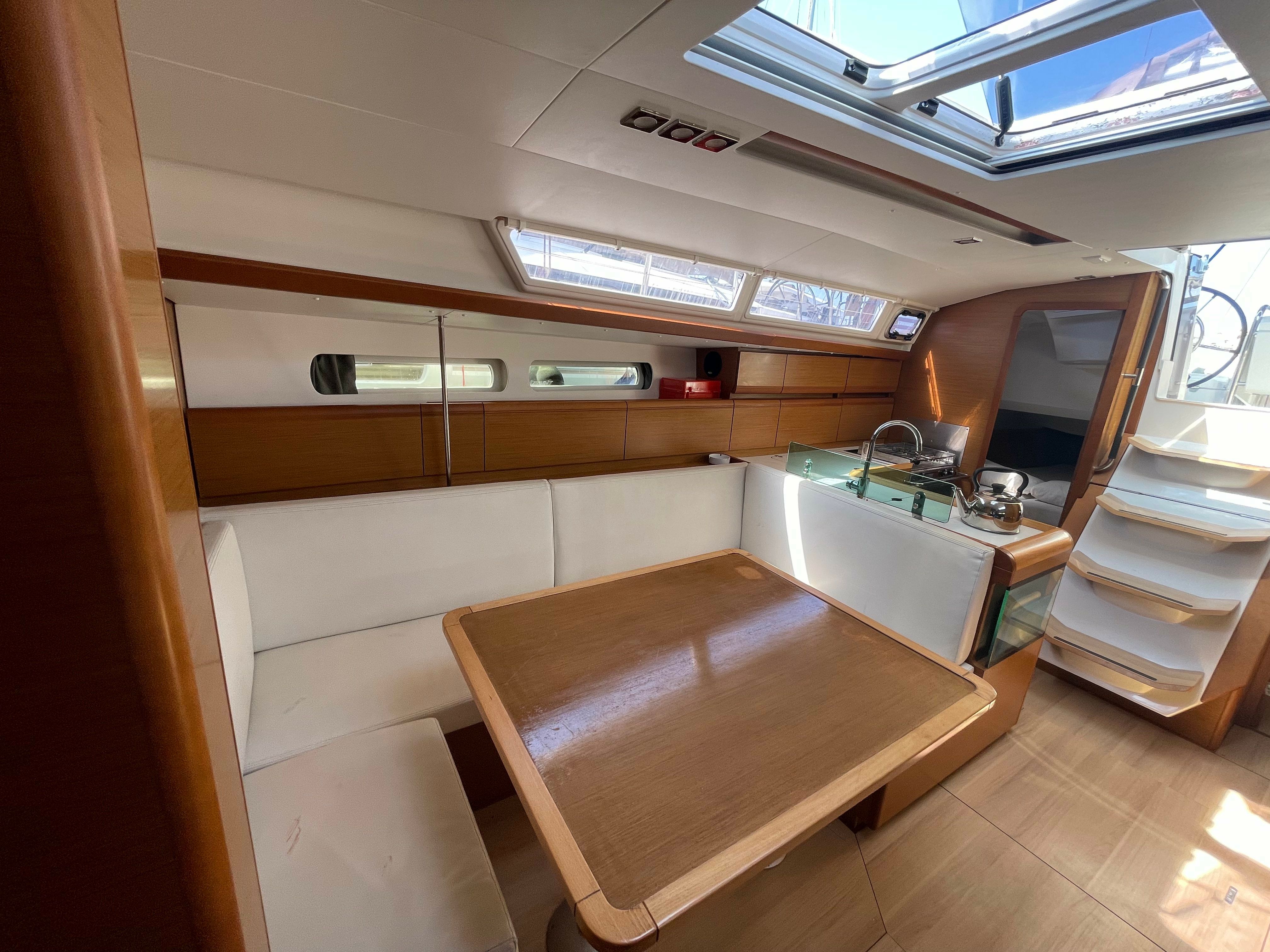 Jeanneau Sun Odyssey 419 | Blueberry