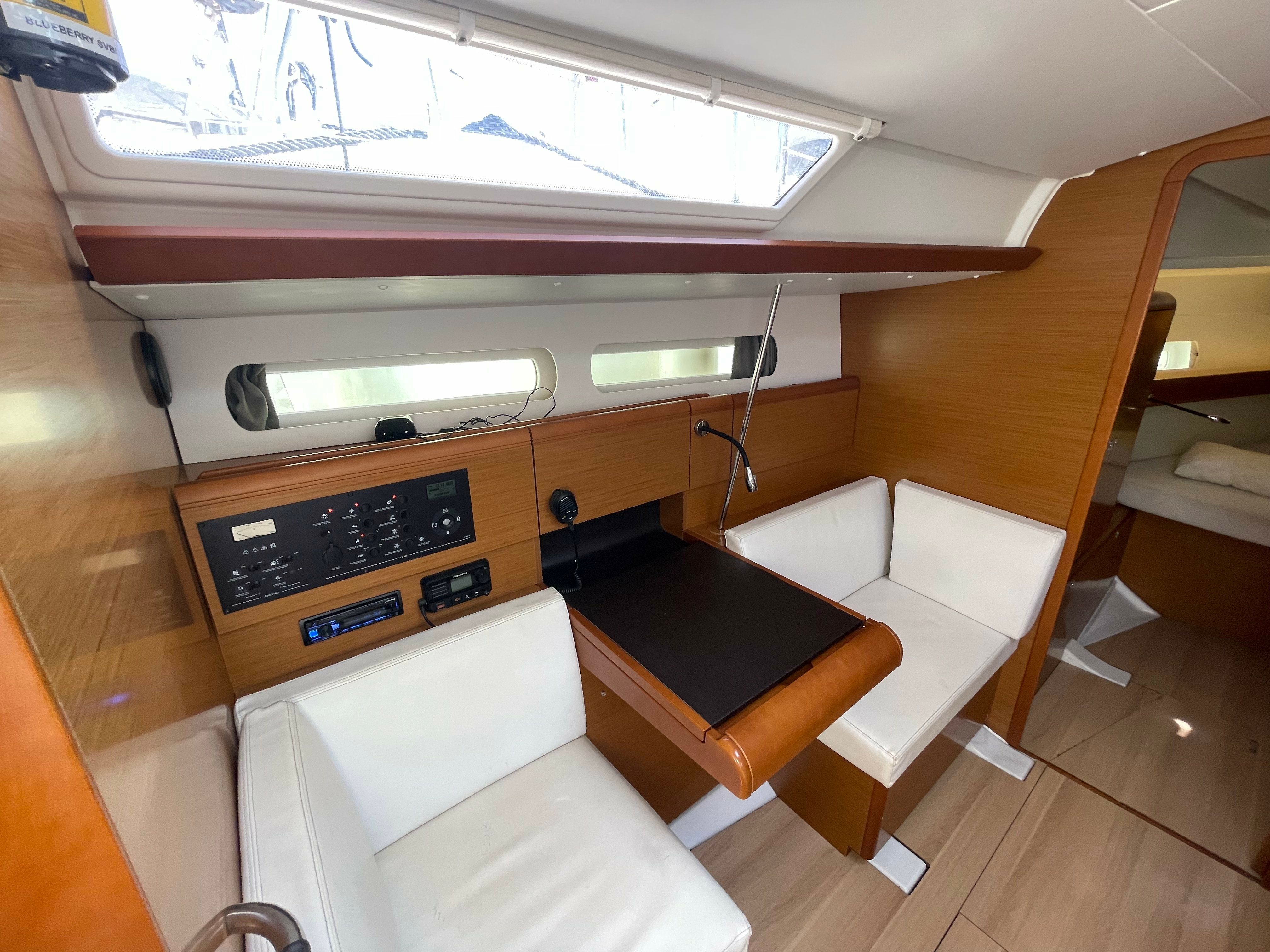 Jeanneau Sun Odyssey 419 | Blueberry