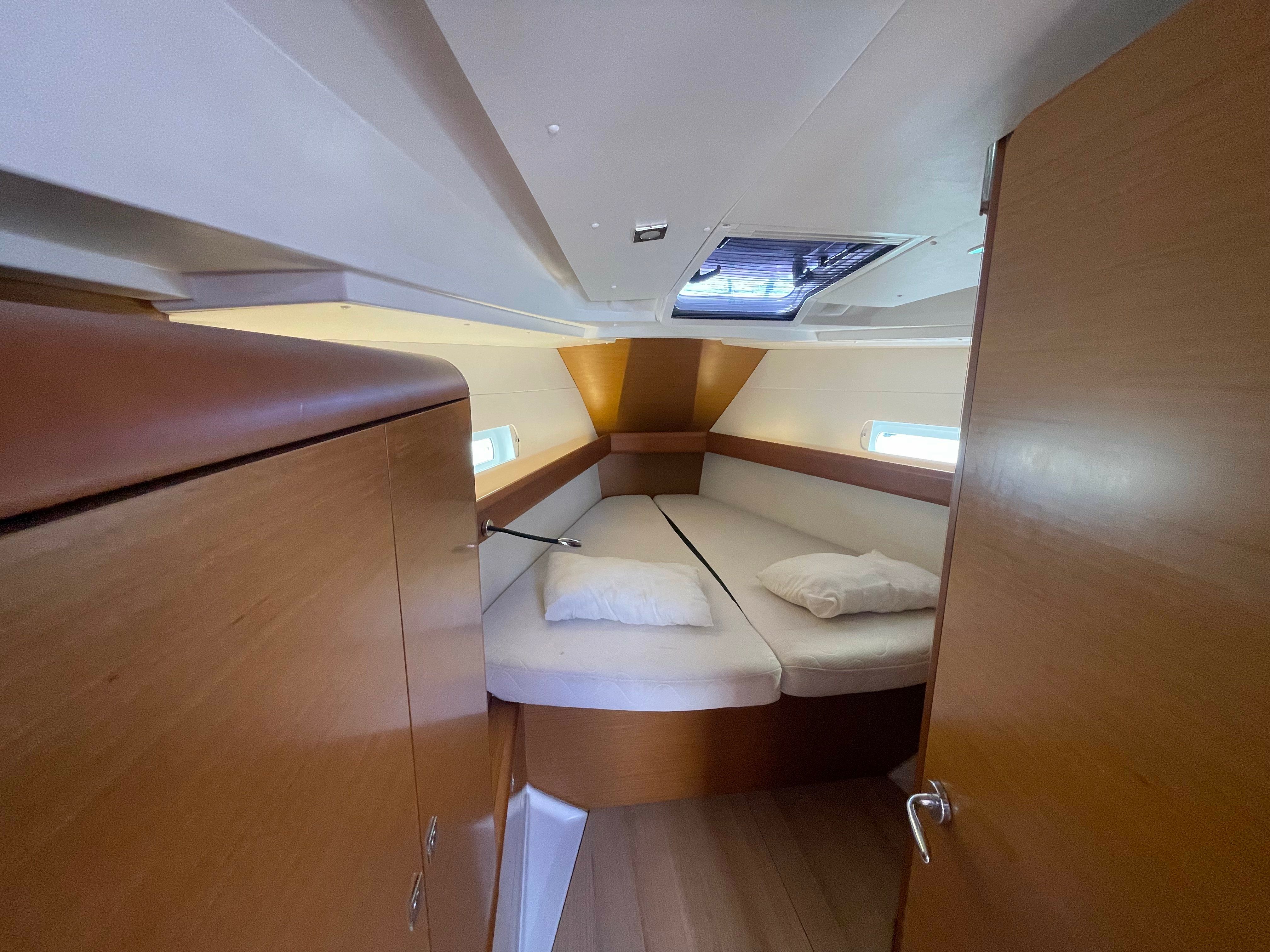Jeanneau Sun Odyssey 419 | Blueberry
