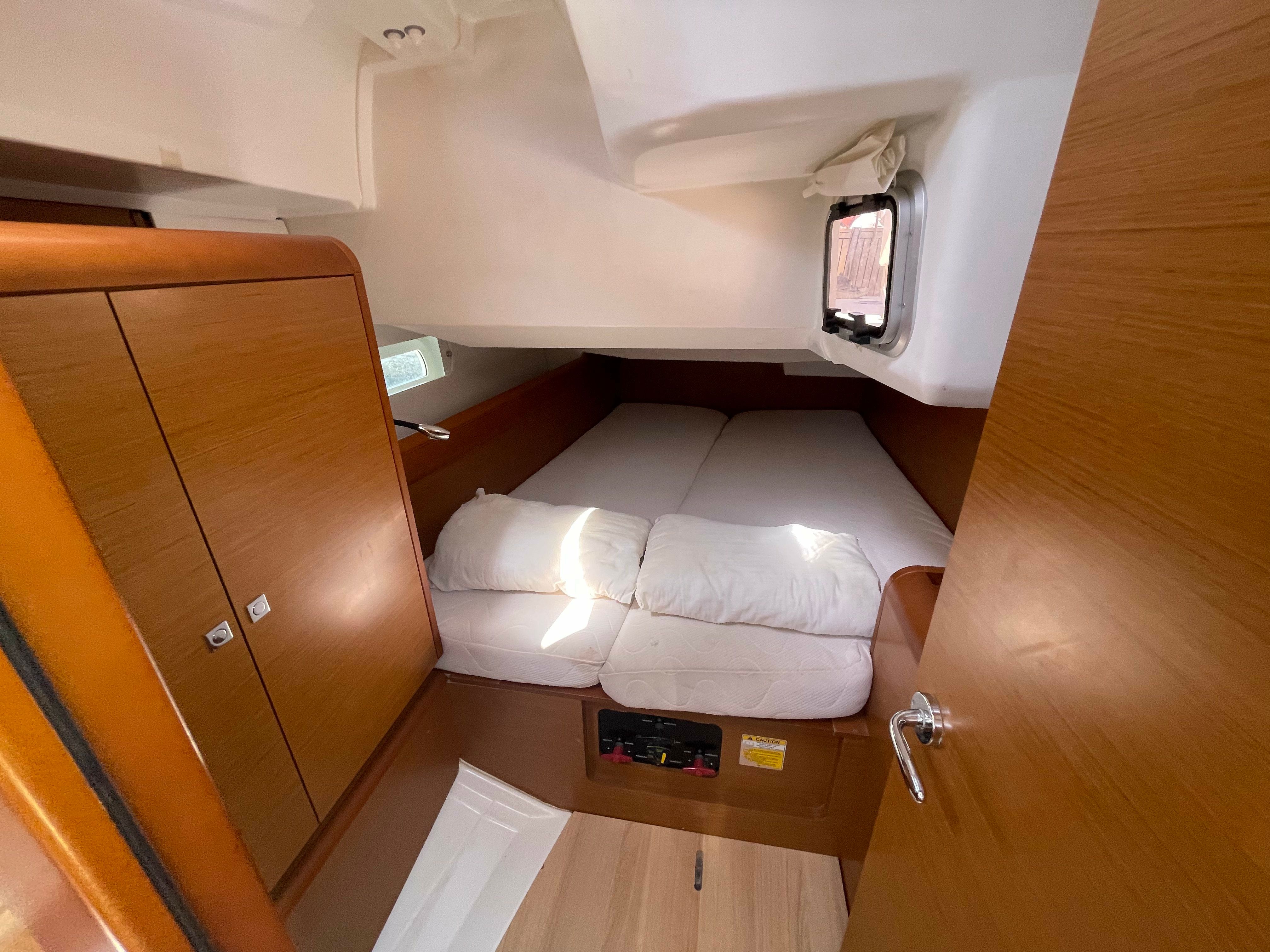 Jeanneau Sun Odyssey 419 | Blueberry