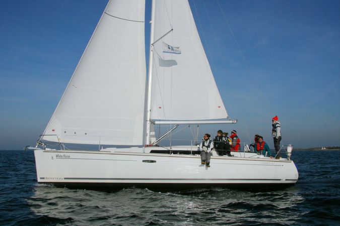 Beneteau Oceanis 37 | White Horse