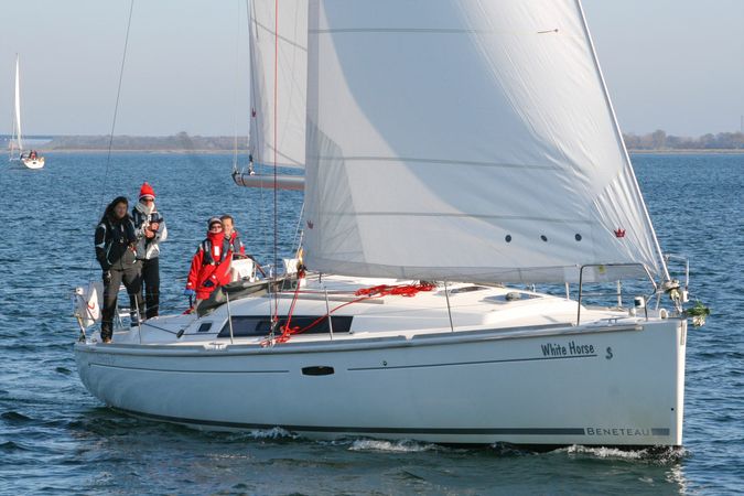 Beneteau Oceanis 37 | White Horse