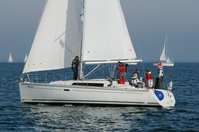 Beneteau Oceanis 37 | White Horse