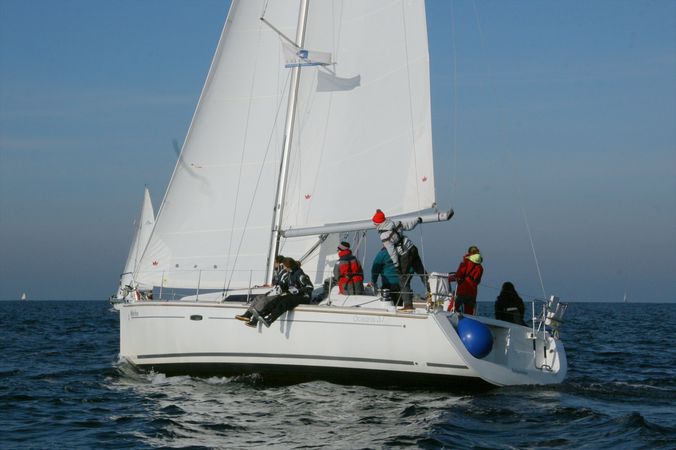 Beneteau Oceanis 37 | White Horse