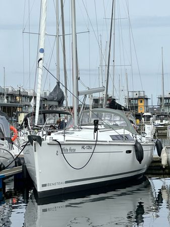 Beneteau Oceanis 37 | White Horse