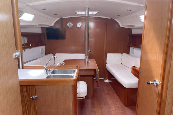 Beneteau Oceanis 37 | White Horse
