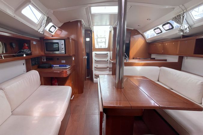 Beneteau Oceanis 37 | White Horse