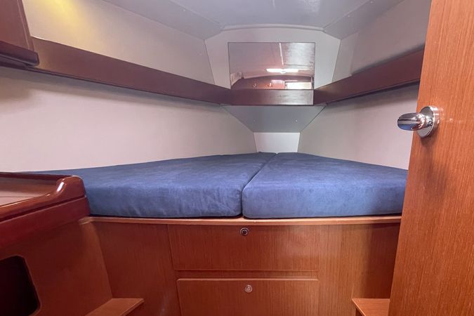 Beneteau Oceanis 37 | White Horse