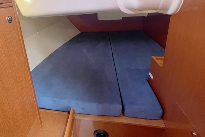 Beneteau Oceanis 37 | White Horse