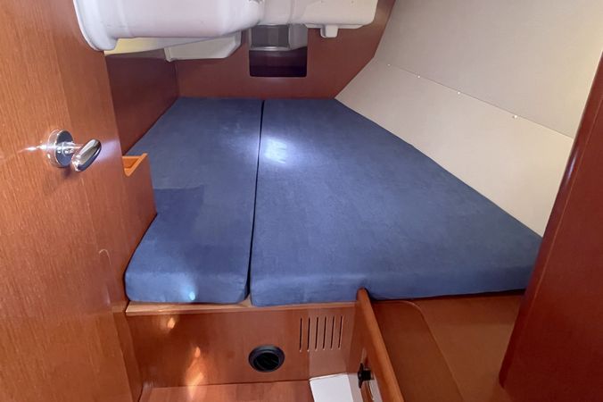 Beneteau Oceanis 37 | White Horse