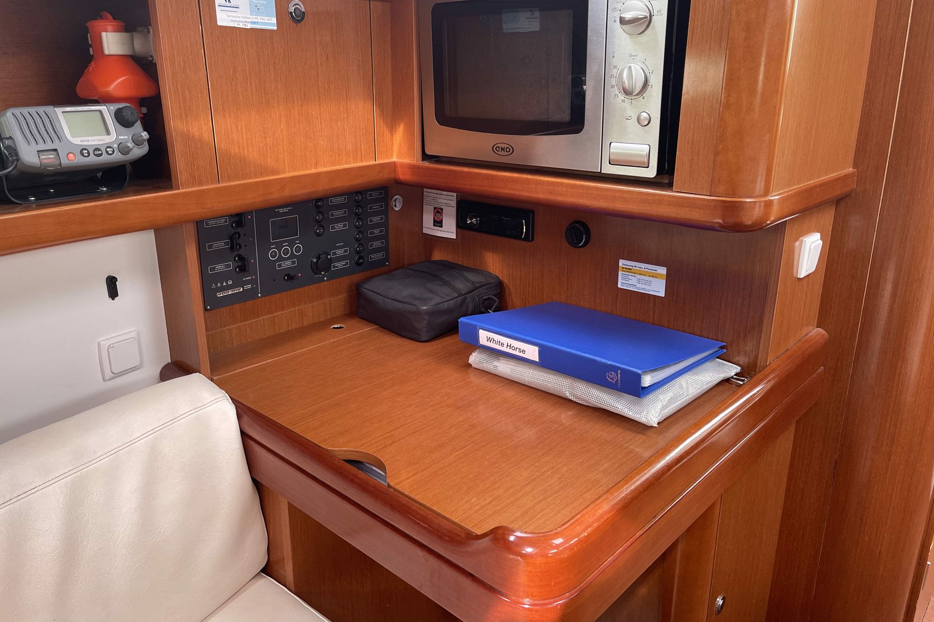 Beneteau Oceanis 37 | White Horse