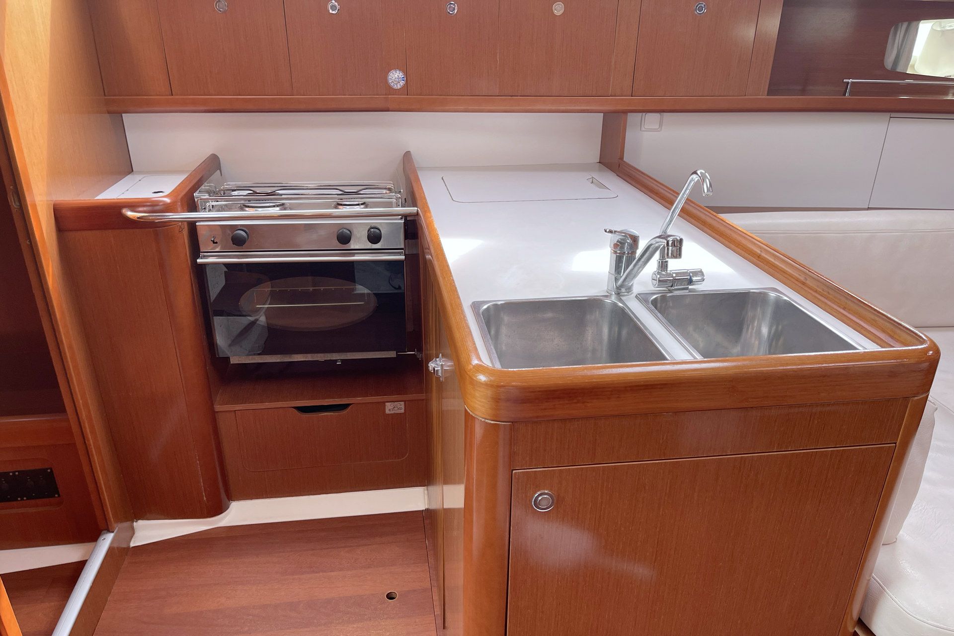 Beneteau Oceanis 37 | White Horse