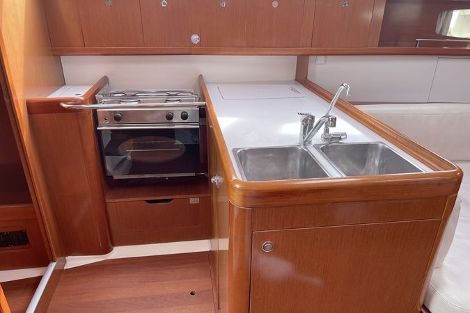 Beneteau Oceanis 37 | White Horse