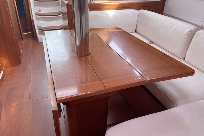 Beneteau Oceanis 37 | White Horse