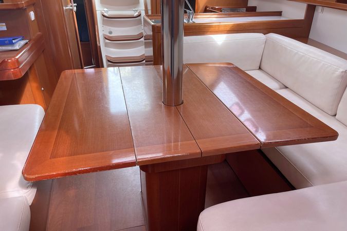 Beneteau Oceanis 37 | White Horse