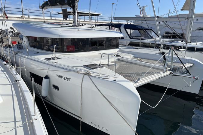 Lagoon 42 | Moonlight