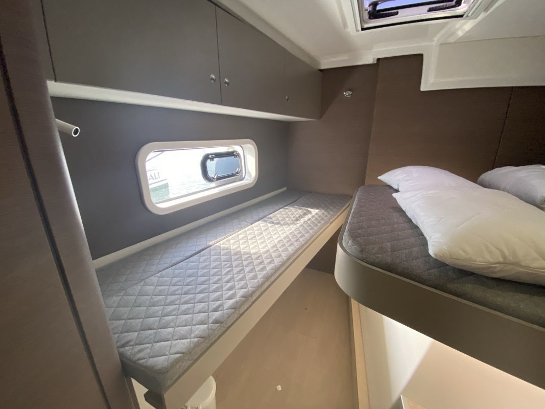 Bali Catspace | Viola