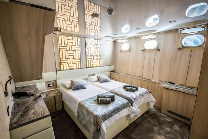 Custom Built 157 | Black Swan