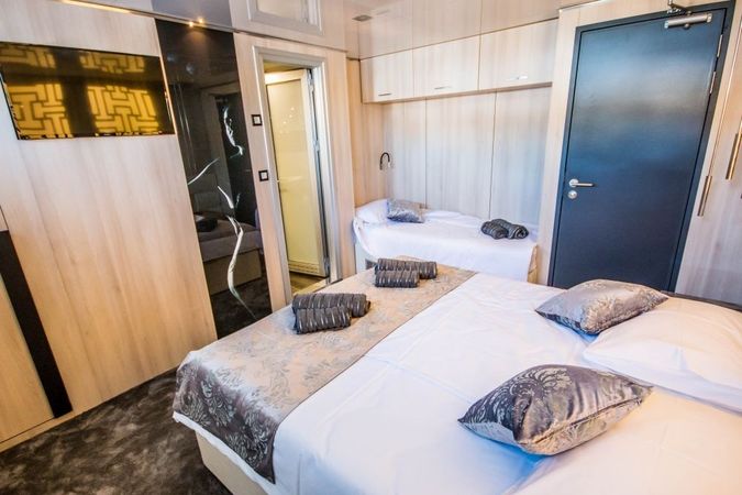 Custom Built 157 | Black Swan