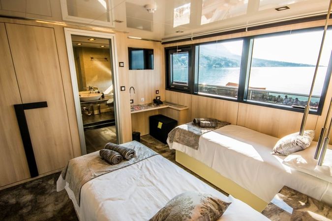 Custom Built 157 | Black Swan