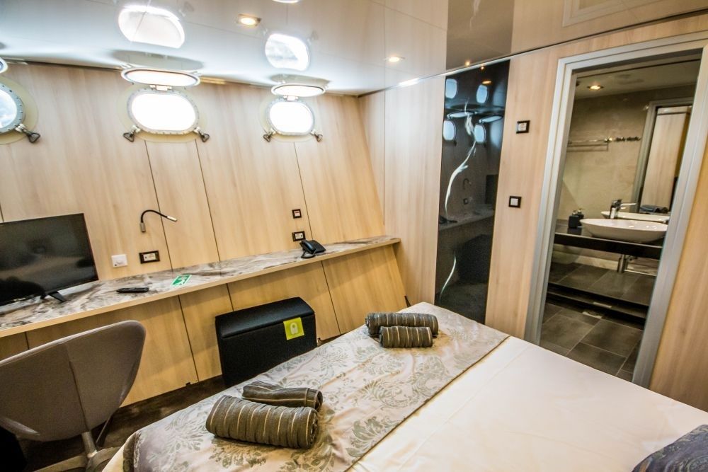 Custom Built 157 | Black Swan