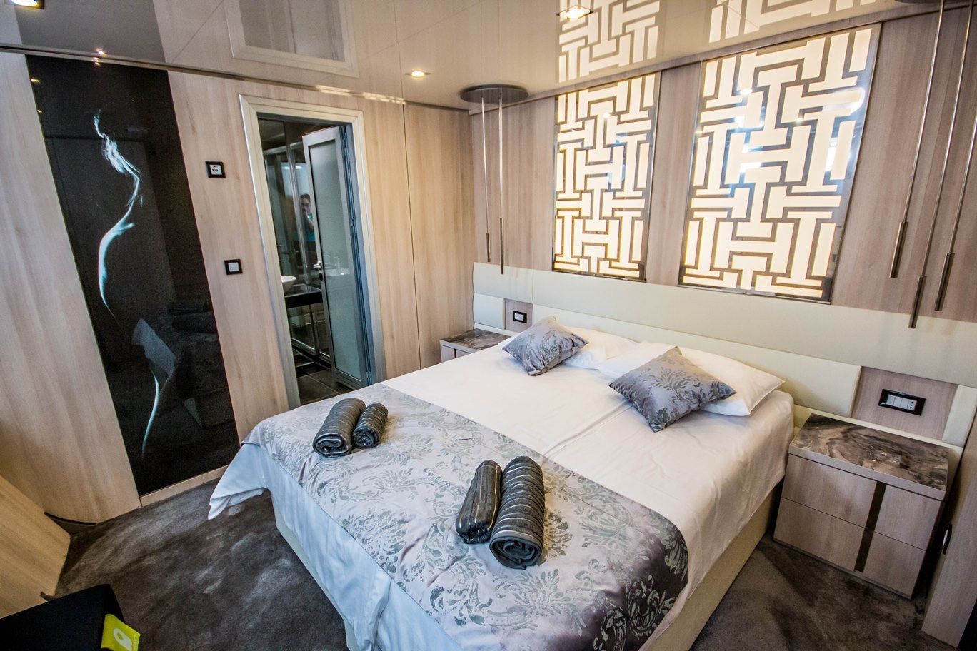 Custom Built 157 | Black Swan