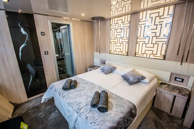 Custom Built 157 | Black Swan