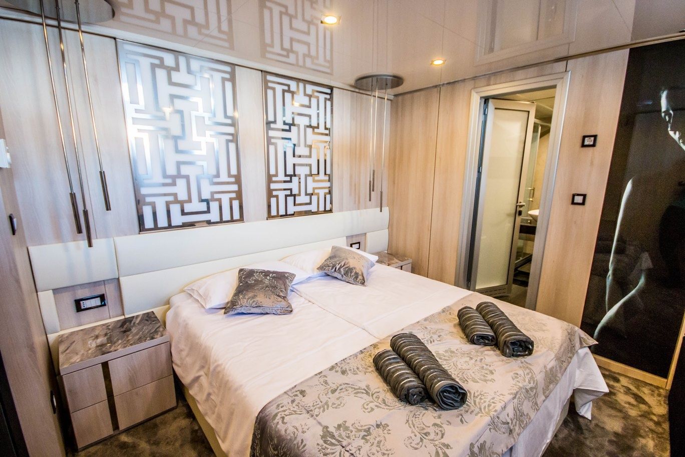 Custom Built 157 | Black Swan