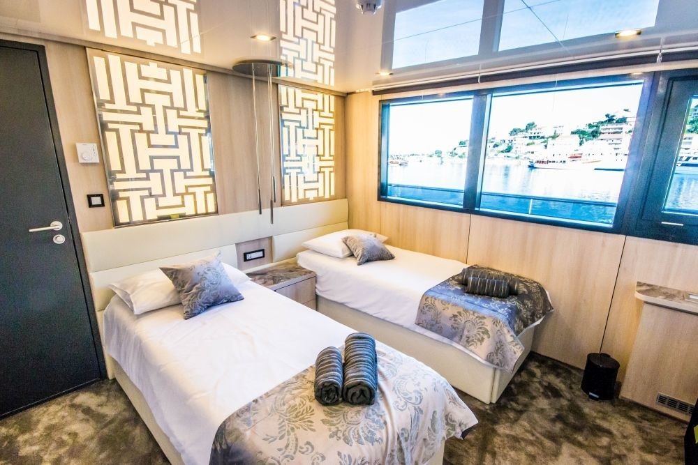 Custom Built 157 | Black Swan