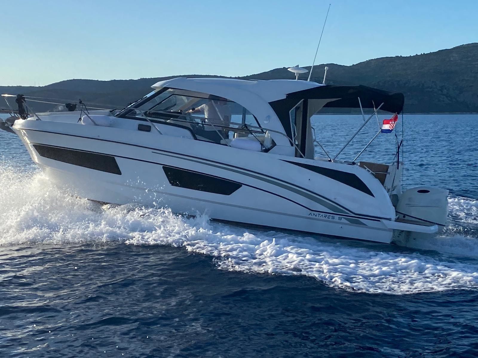 Beneteau Antares 9 | Queen Korina
