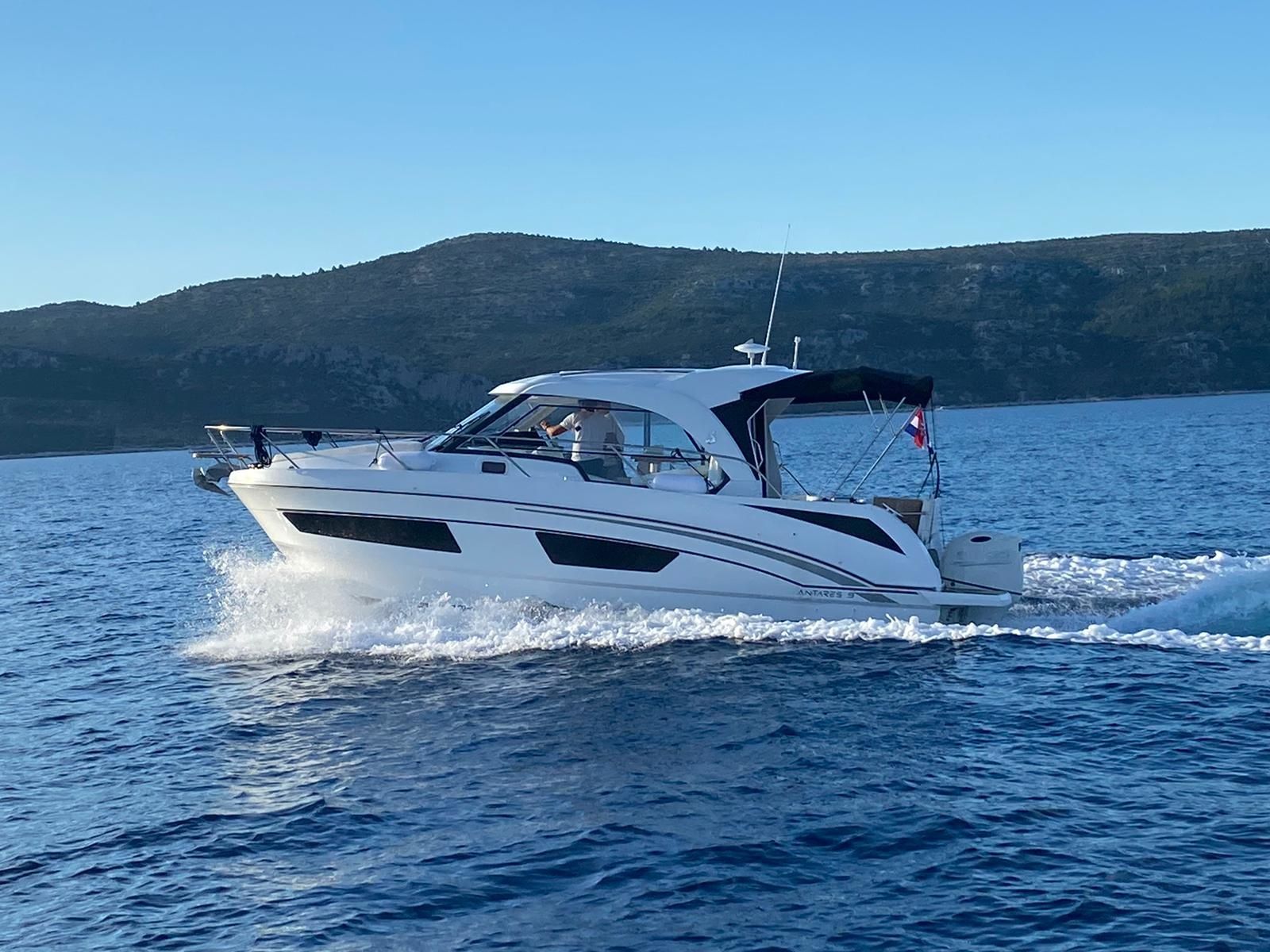 Beneteau Antares 9 | Queen Korina