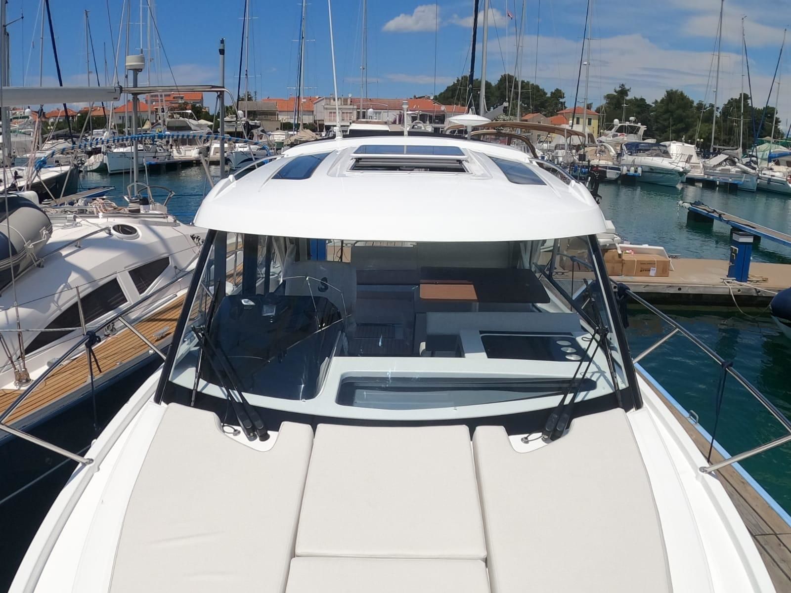 Beneteau Antares 9 | Queen Korina